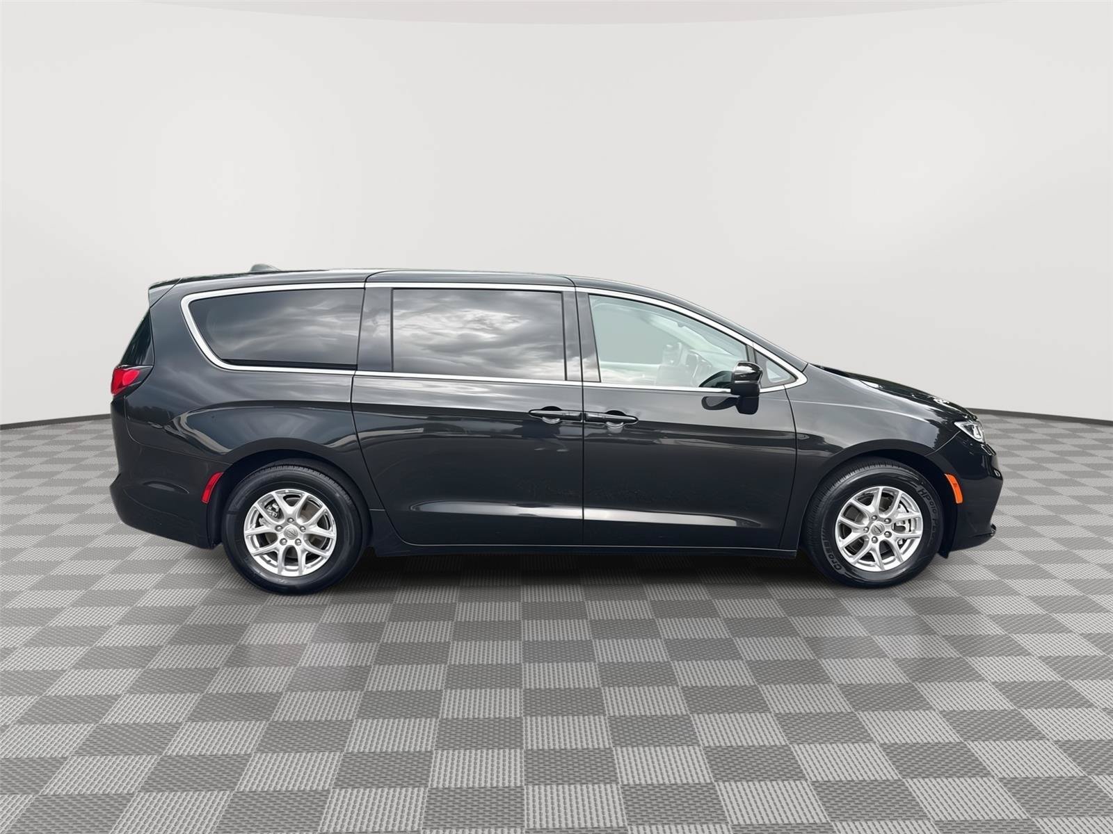 Used 2023 Chrysler Pacifica Touring-L FWD image 4