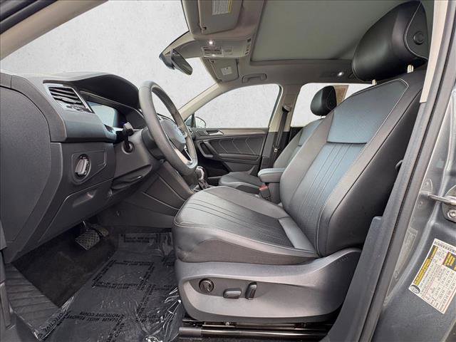 Used 2023 Volkswagen Tiguan SE w/ Panoramic Sunroof Package image 18