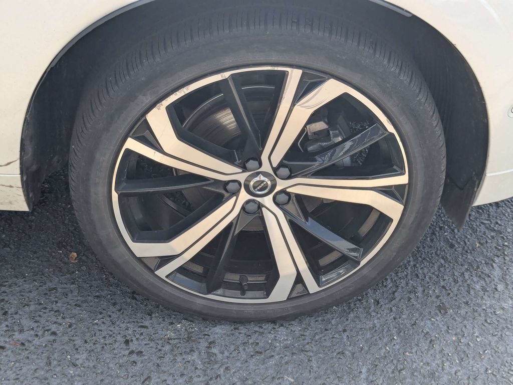 Certified 2024 Volvo XC60 B5 Ultimate w/ Protection Package Premier AWD/4WD image 13