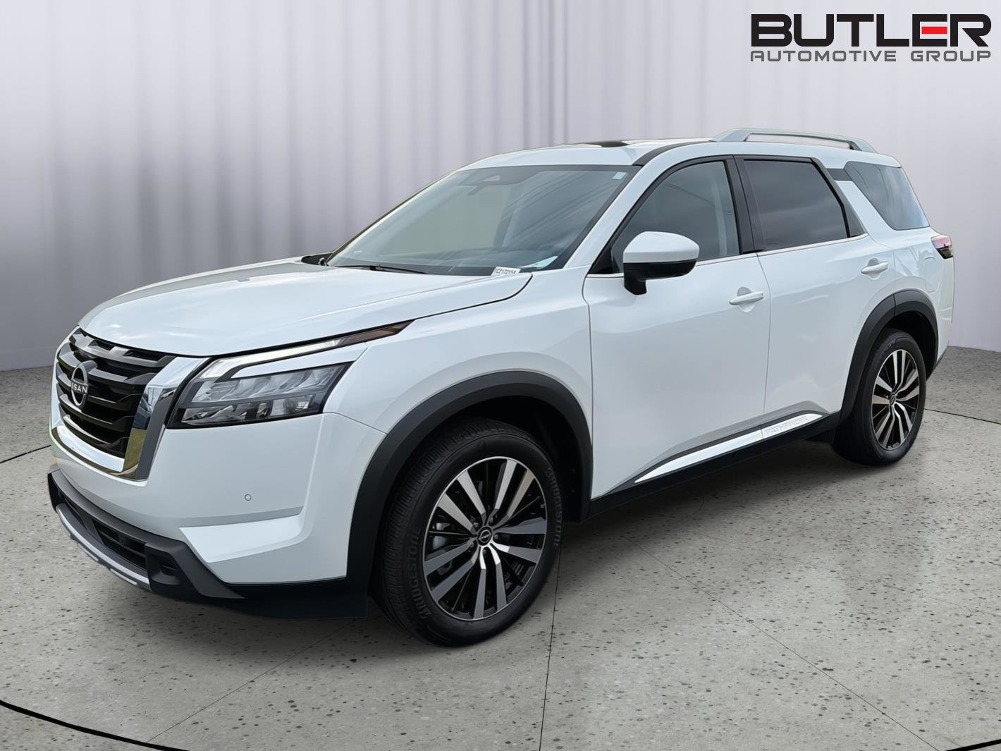 Used 2025 Nissan Pathfinder Platinum FWD image 2