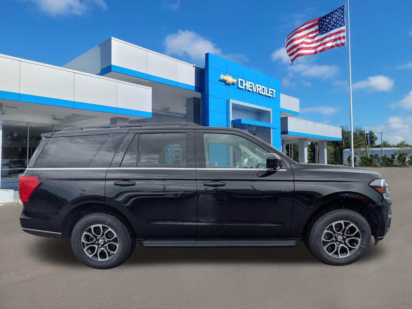 Used 2024 Ford Expedition XLT AWD/4WD image 2