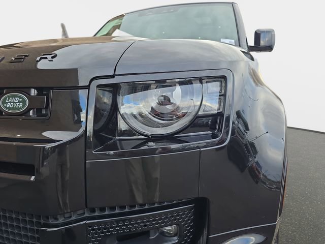 Used 2025 Land Rover Defender 90 X-Dynamic SE image 29