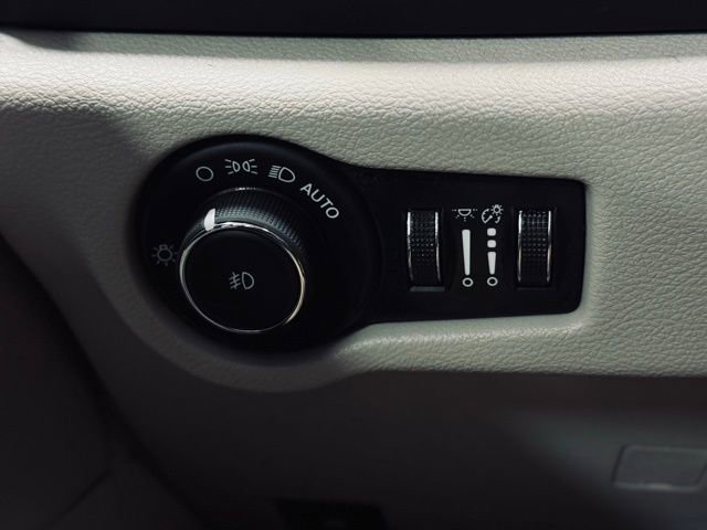 Certified 2024 Chrysler Pacifica Touring-L image 34