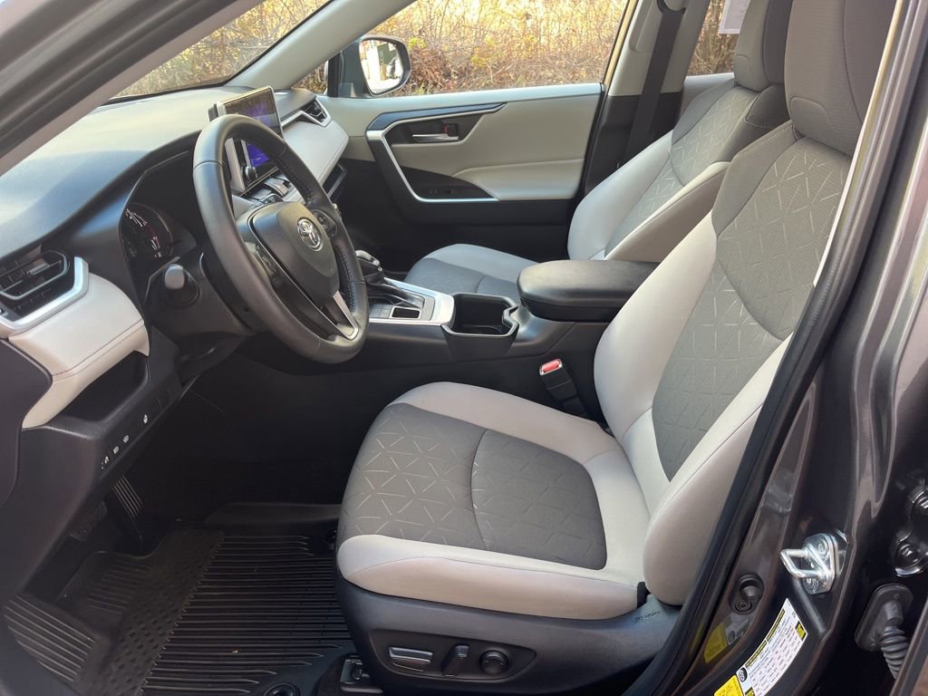 Used 2025 Toyota RAV4 XLE image 16