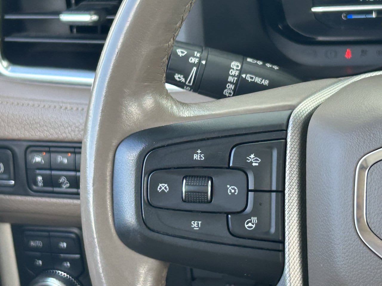 Used 2022 GMC Yukon Denali w/ Denali Premium Package AWD/4WD image 27