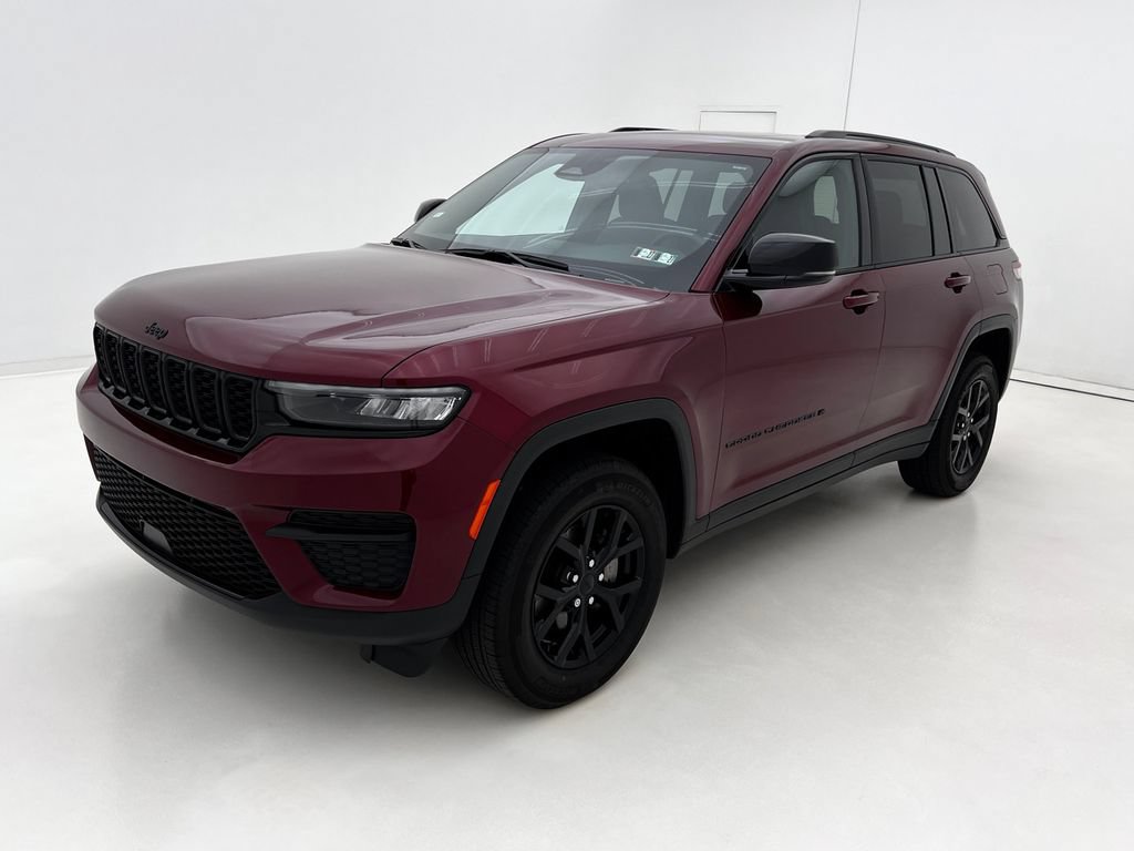 Used 2025 Jeep Grand Cherokee Altitude AWD/4WD image 4