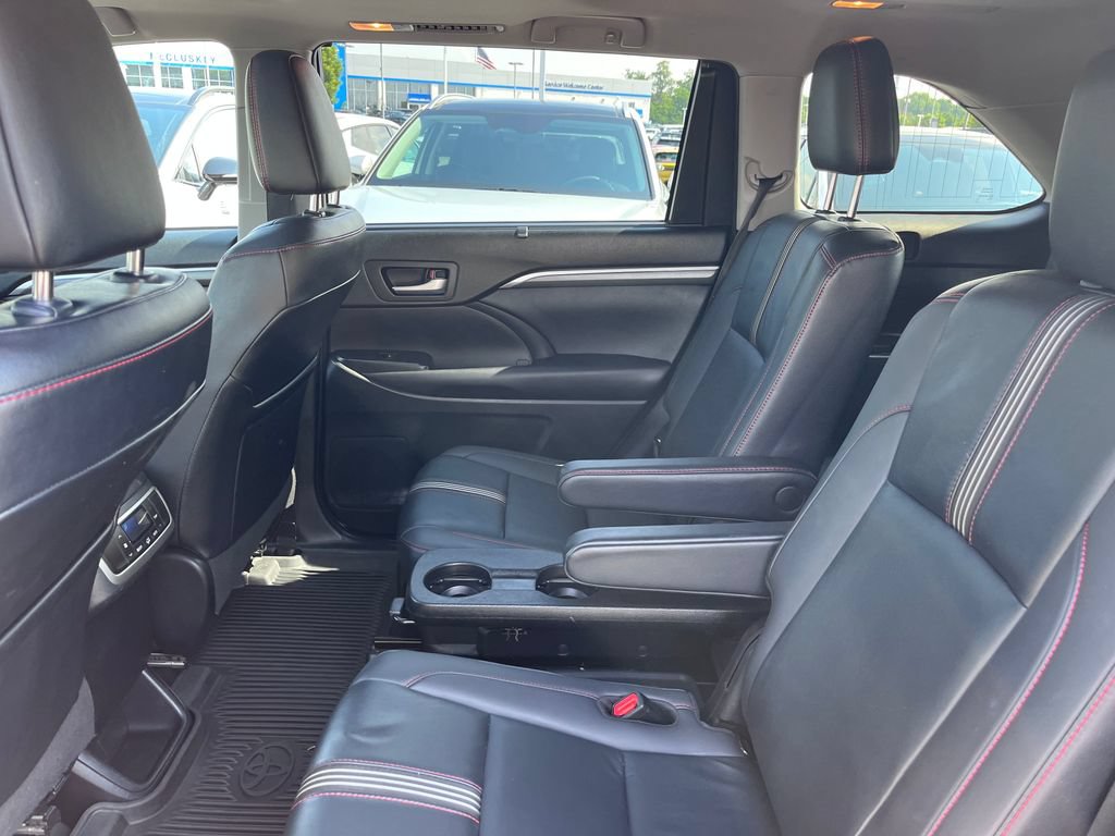 Used 2019 Toyota Highlander SE w/ Nightshade Edition AWD/4WD image 19