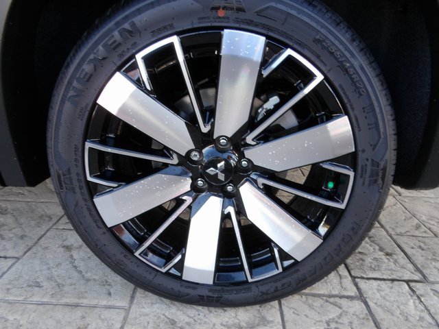 New 2025 Mitsubishi Outlander SE image 12