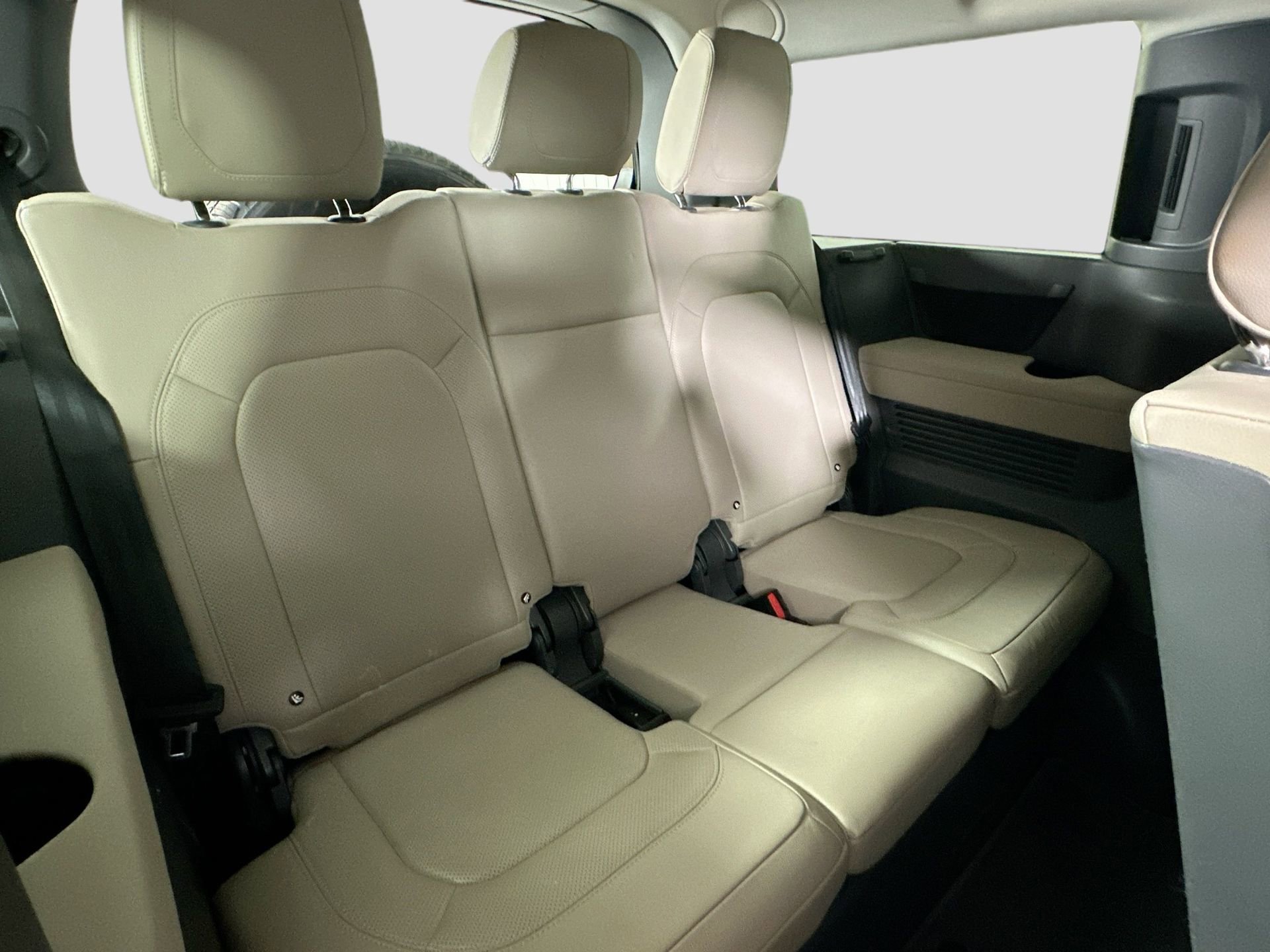 Used 2023 Land Rover Defender 130 SE image 30