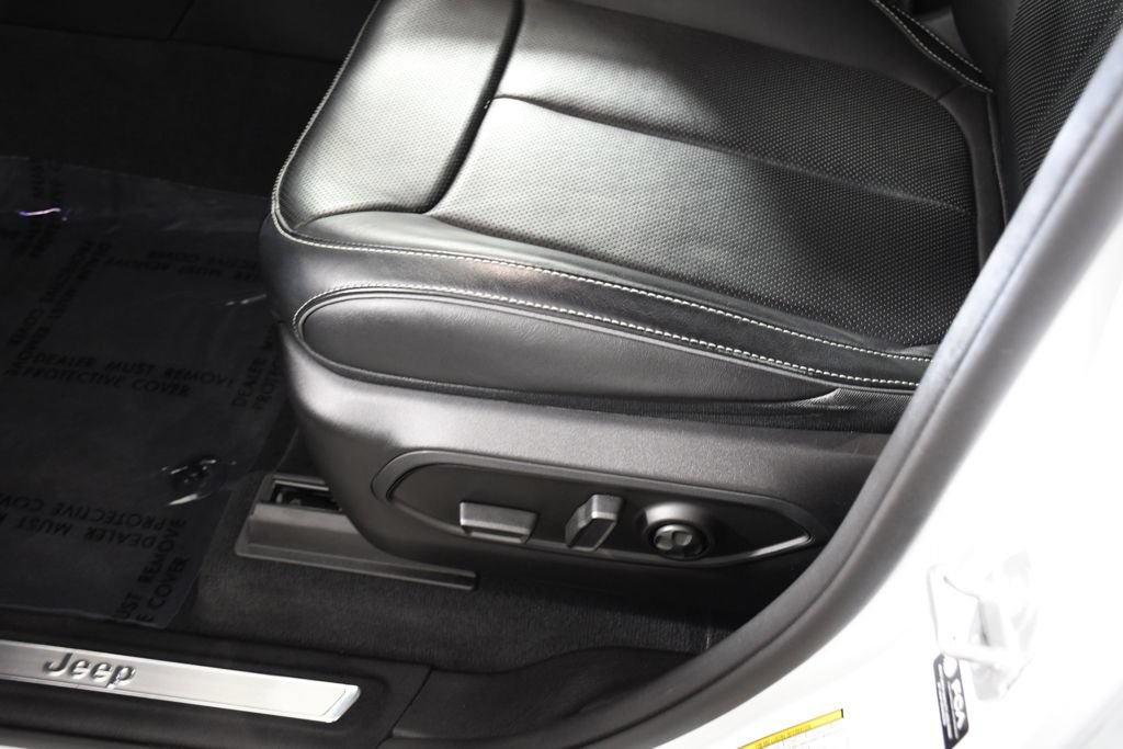 Used 2022 Jeep Grand Cherokee Overland AWD/4WD image 16