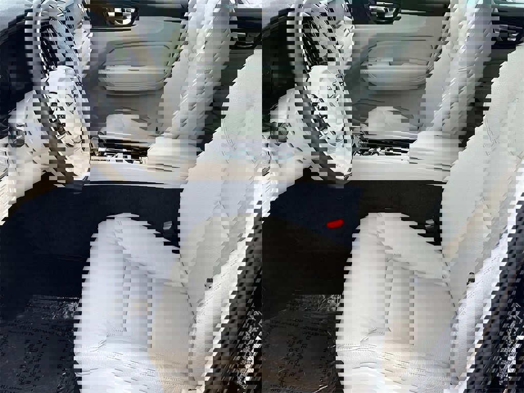 Used 2023 Volvo XC60 T8 Plus image 8