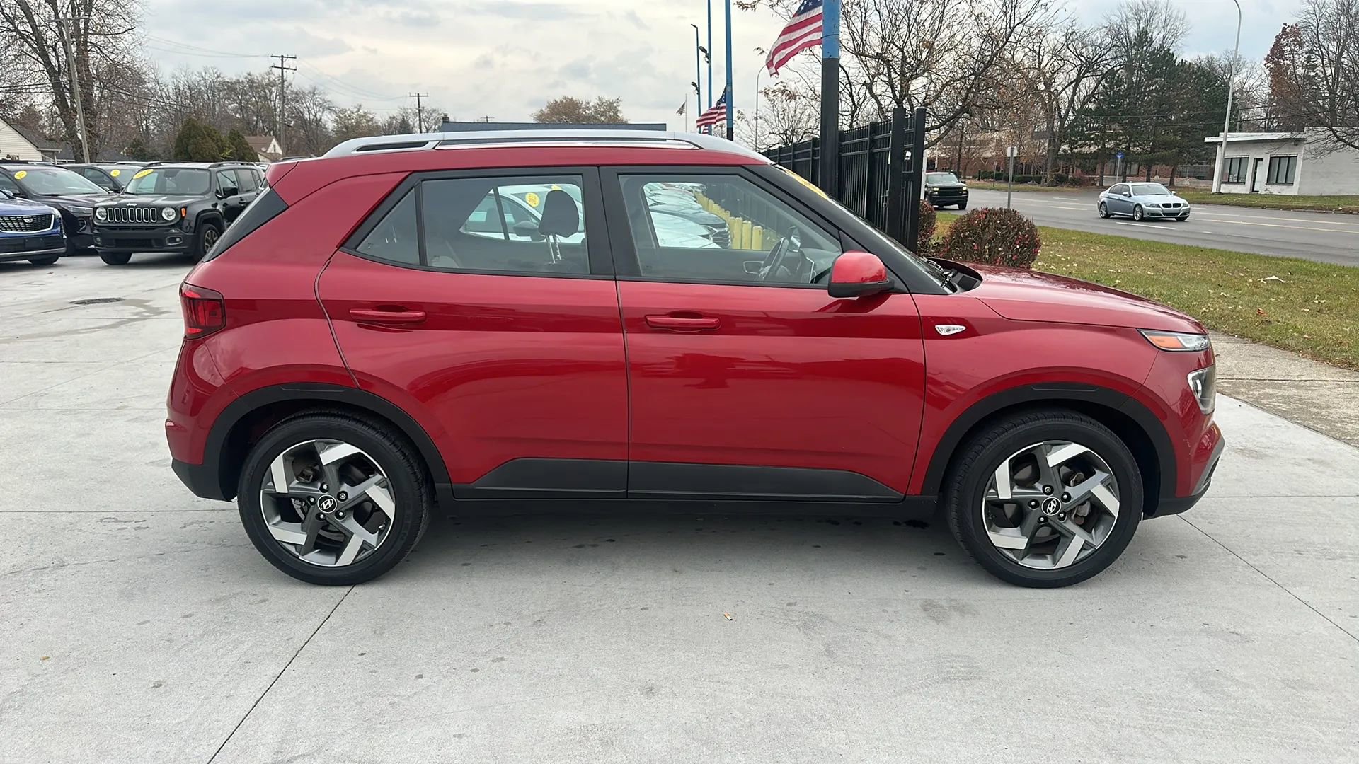 Used 2022 Hyundai Venue SEL image 4