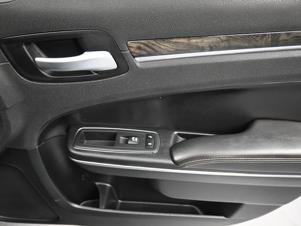 Used 2018 Chrysler 300 Limited image 38