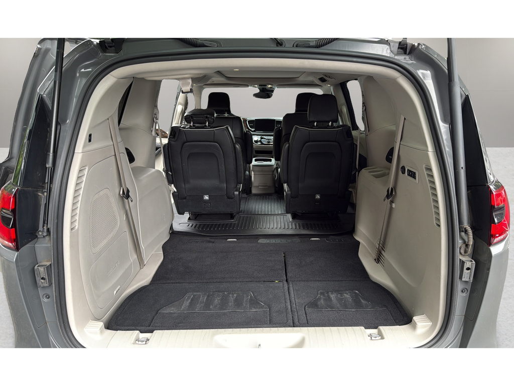 Used 2022 Chrysler Pacifica Limited FWD image 19