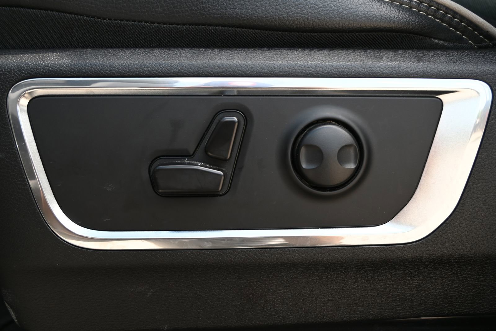 Used 2025 RAM 1500 Laramie AWD/4WD image 9