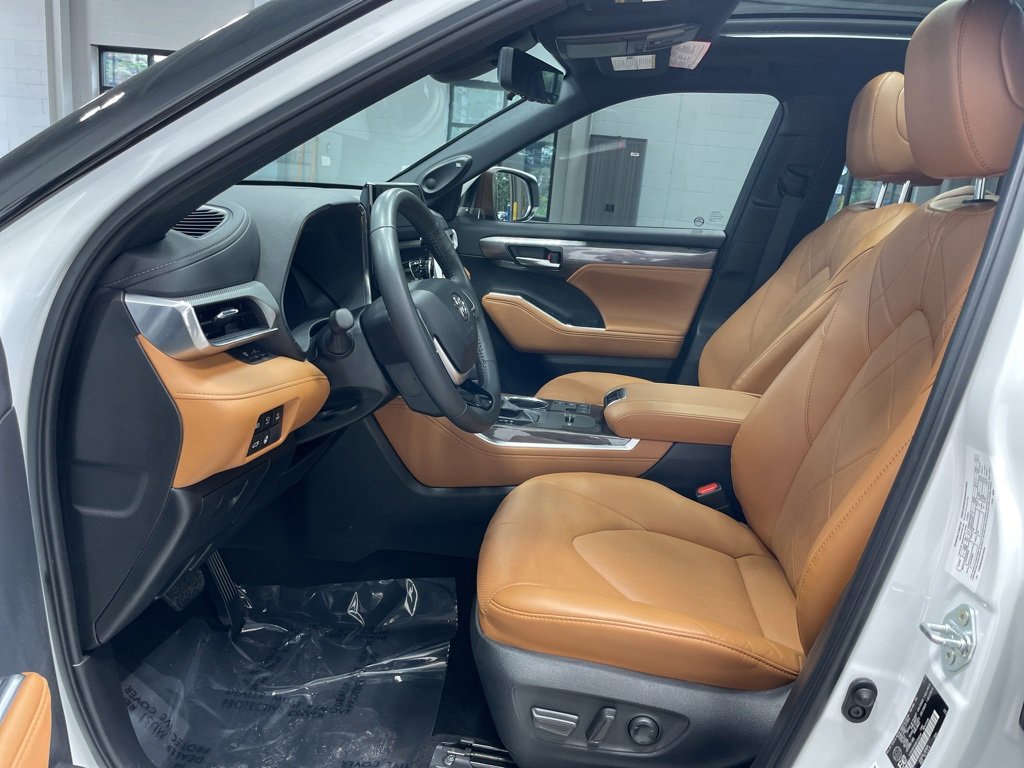 Used 2024 Toyota Highlander Platinum image 22