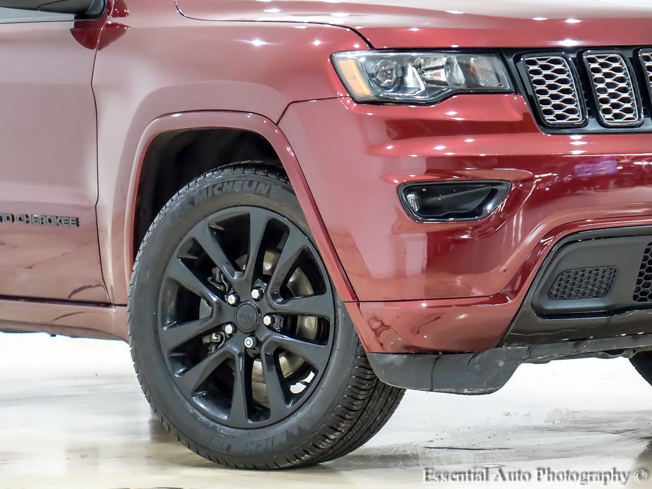 Used 2017 Jeep Grand Cherokee Altitude AWD/4WD image 3