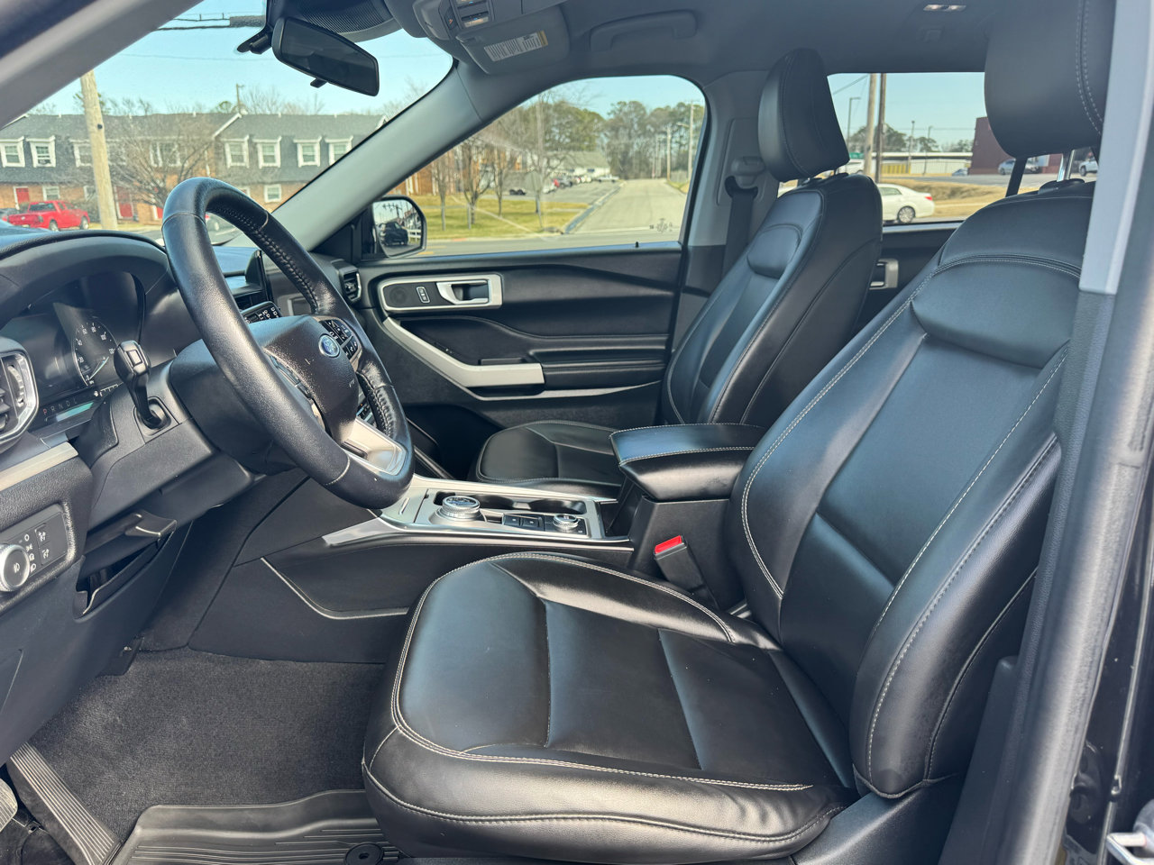 Used 2022 Ford Explorer XLT w/ Equipment Group 202A image 16