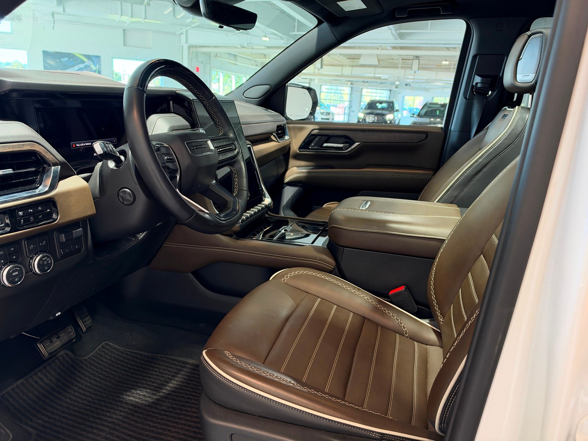 Used 2025 GMC Yukon Denali Ultimate AWD/4WD image 7