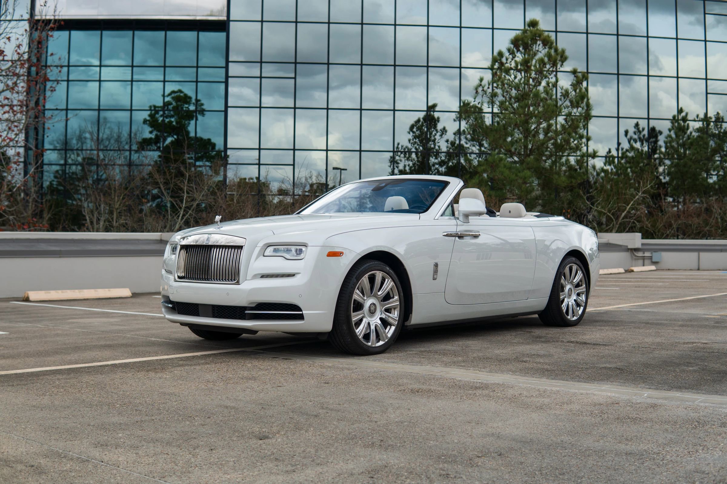 Used 2017 Rolls-Royce Dawn image 1