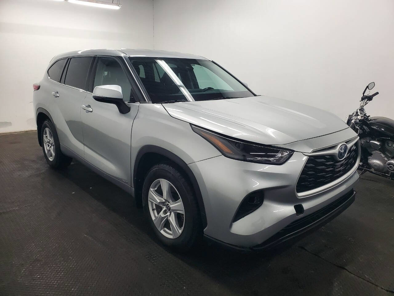 Used 2022 Toyota Highlander LE image 3
