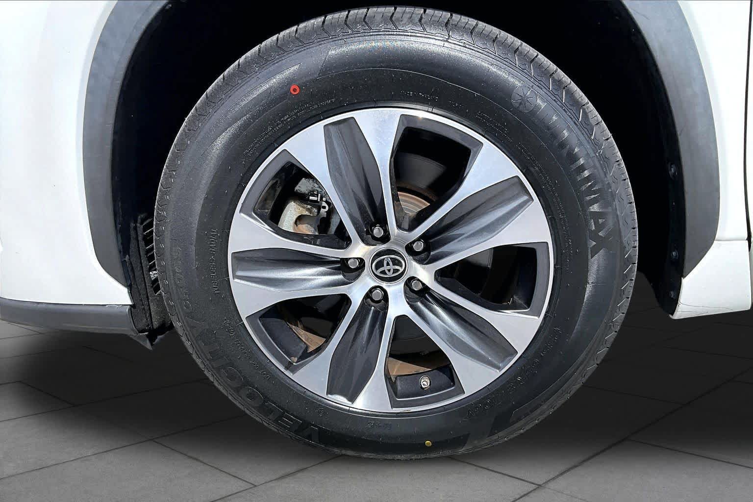 Used 2023 Toyota Highlander XLE FWD image 11