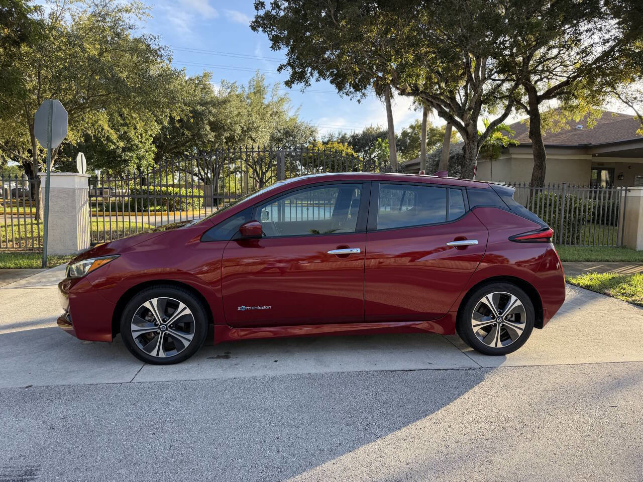 Used 2018 Nissan Leaf SV w/ SV Technology Package image 3