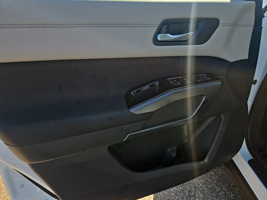 New 2025 Nissan Pathfinder SL w/ Black Appearance Package image 11