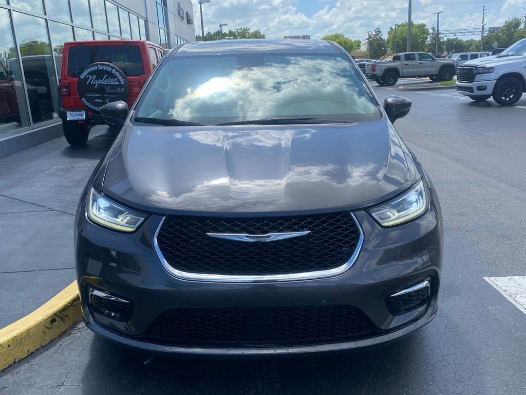 Used 2023 Chrysler Pacifica Touring-L FWD image 3