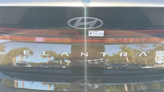 Used 2025 Hyundai Elantra Hybrid FWD image 9