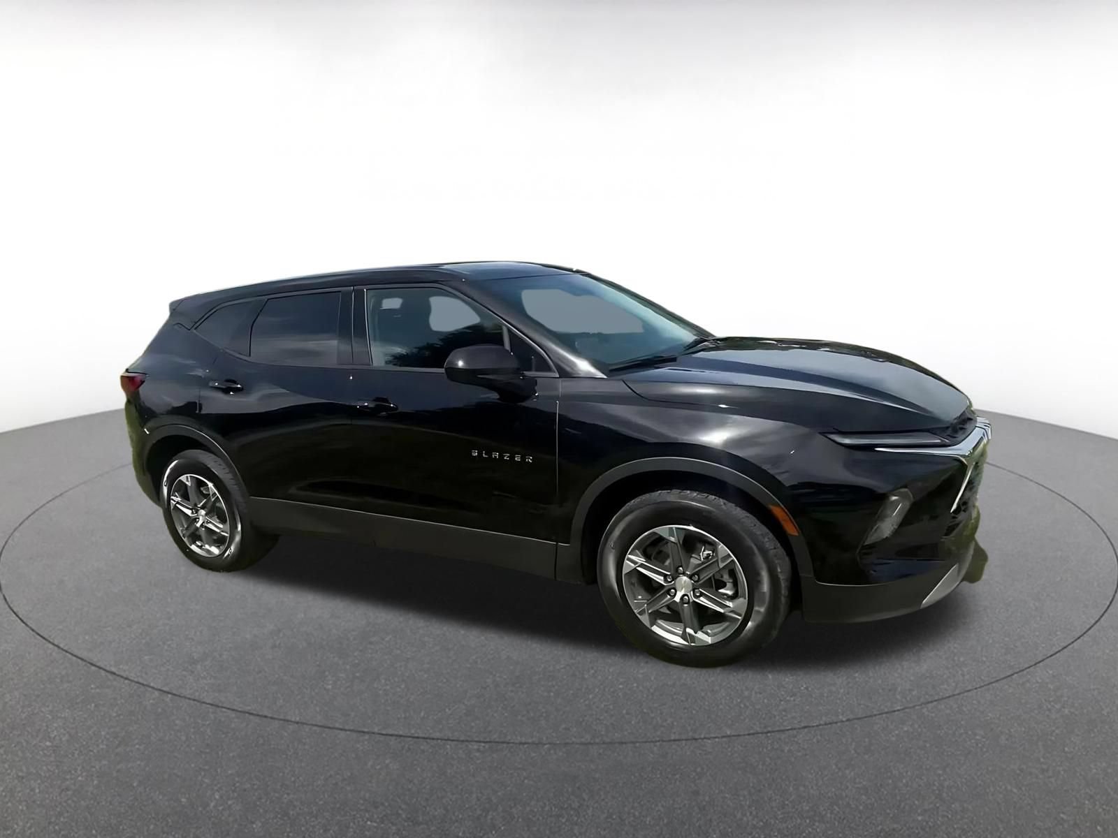 Used 2026 Chevrolet Blazer LT FWD image 2