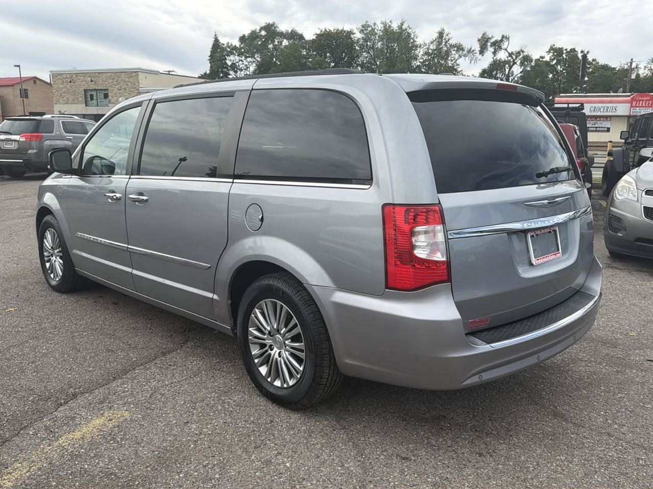 Used 2014 Chrysler Town & Country Touring-L w/ Driver Convenience Group FWD image 3