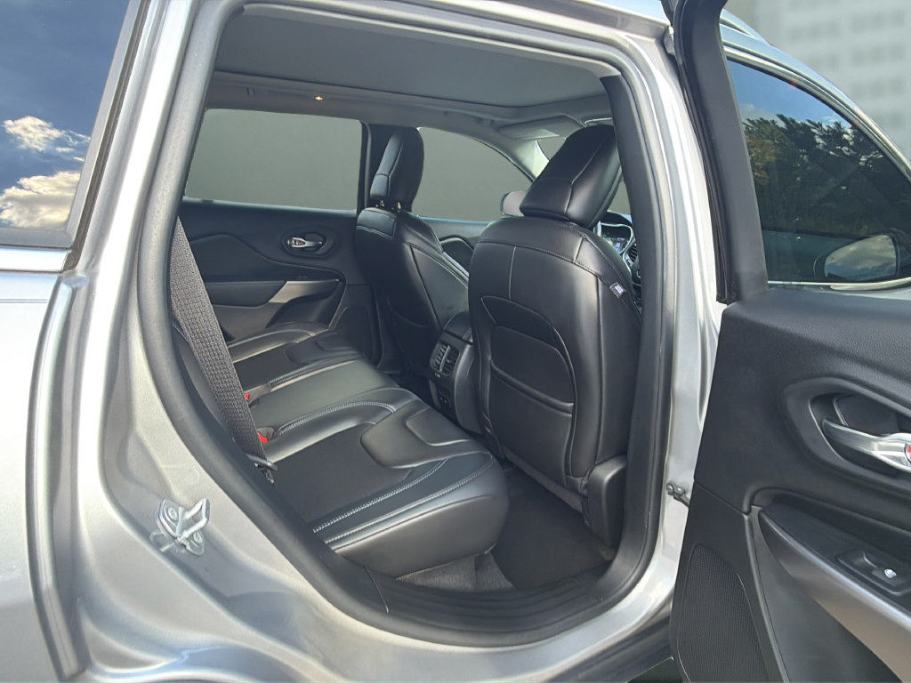 Used 2019 Jeep Cherokee Latitude Plus FWD image 15