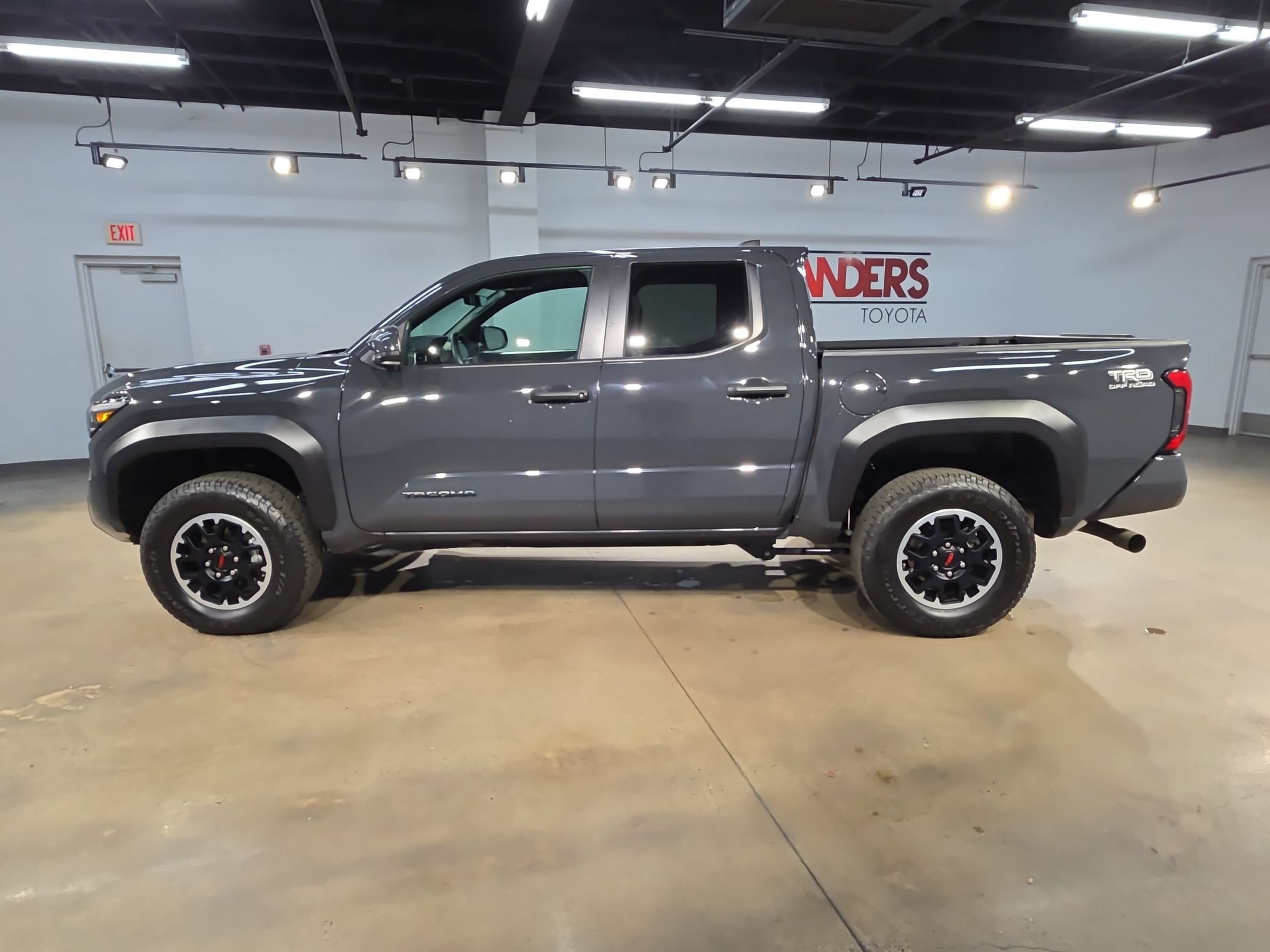 Certified 2025 Toyota Tacoma TRD Off-Road AWD/4WD image 4