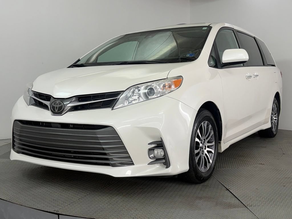 Used 2020 Toyota Sienna XLE w/ XLE Navigation Package FWD image 3