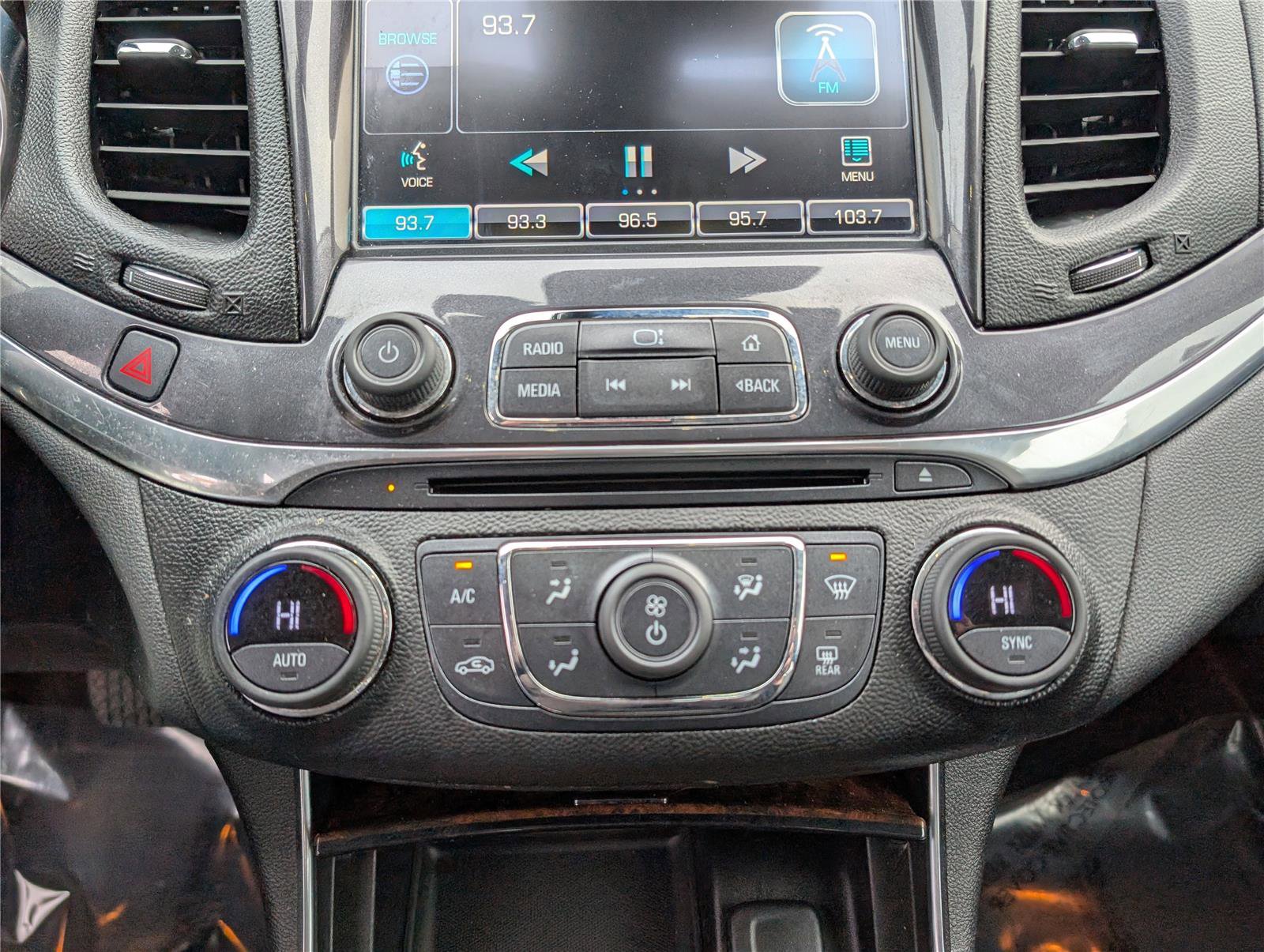 Used 2015 Chevrolet Impala LT w/ Convenience Package image 21