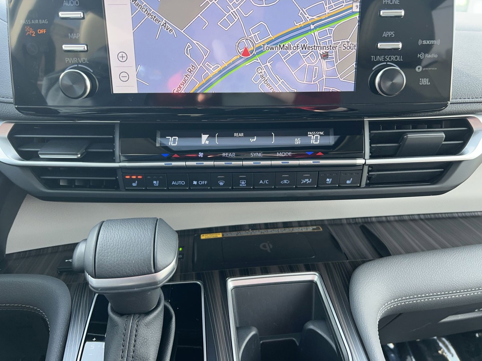 Used 2024 Toyota Sienna Limited image 21