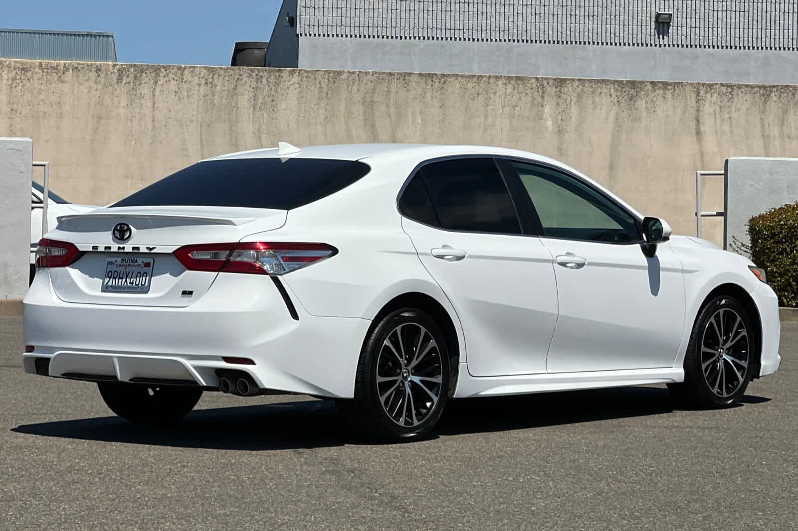 Used 2020 Toyota Camry SE w/ Carpet Mat Package FWD image 2