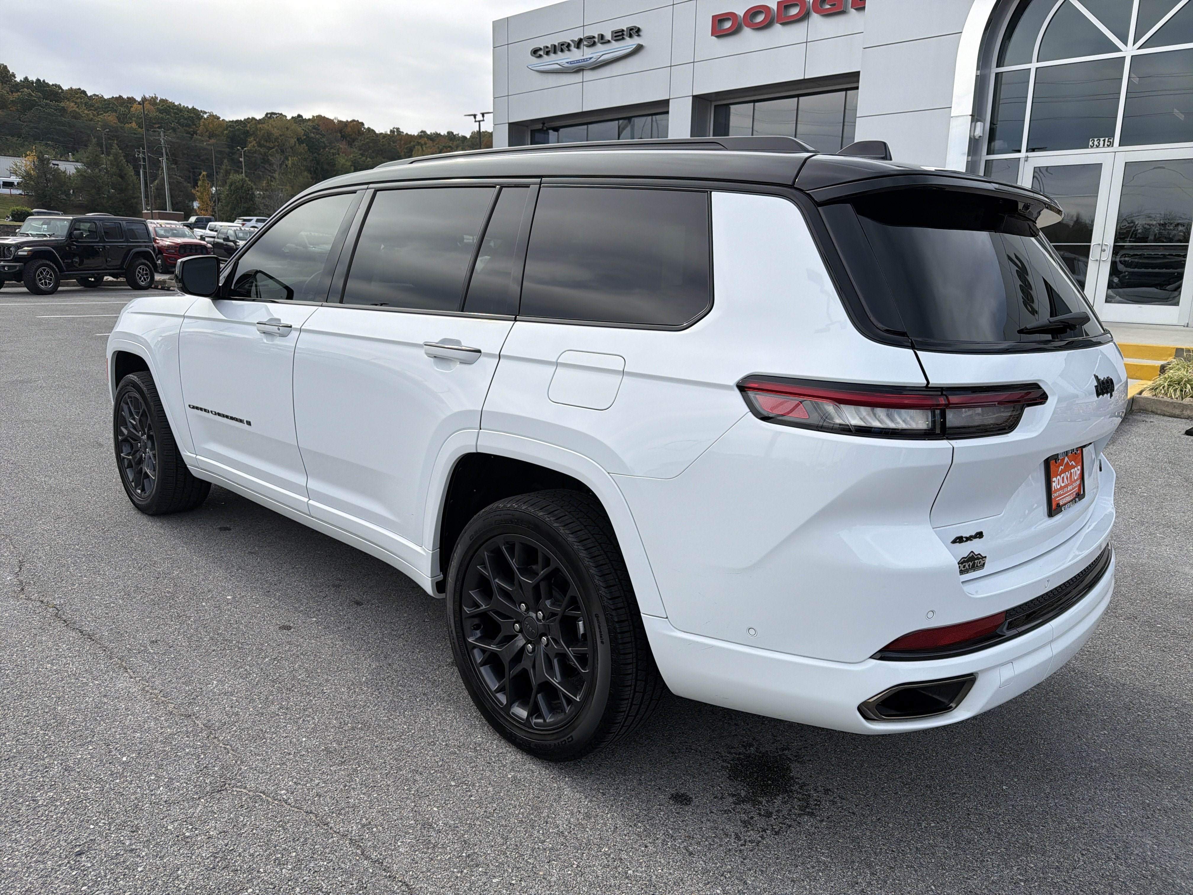 Used 2025 Jeep Grand Cherokee L Summit AWD/4WD image 9