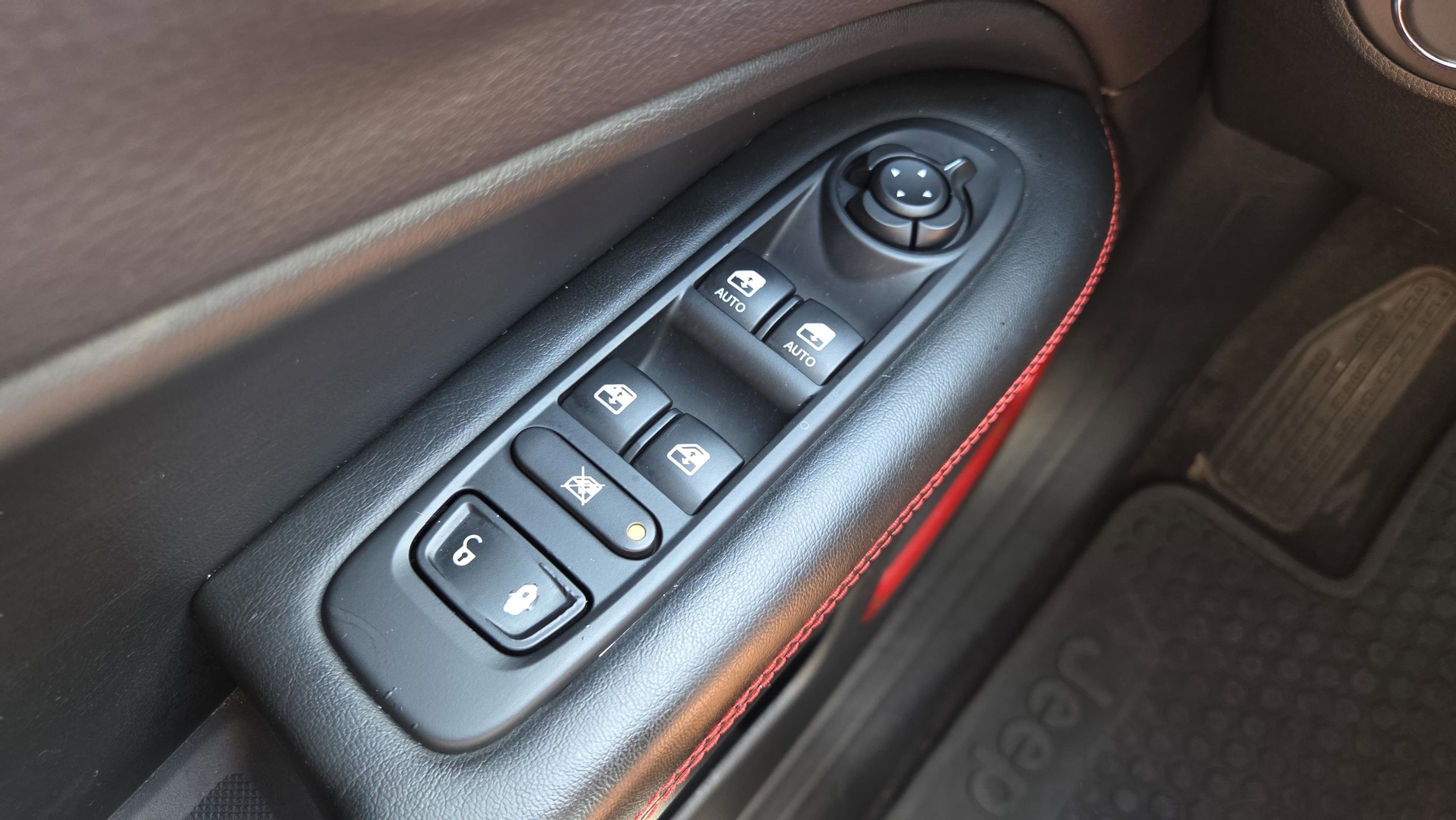 Used 2018 Jeep Compass Trailhawk w/ Leather Interior Group AWD/4WD image 19
