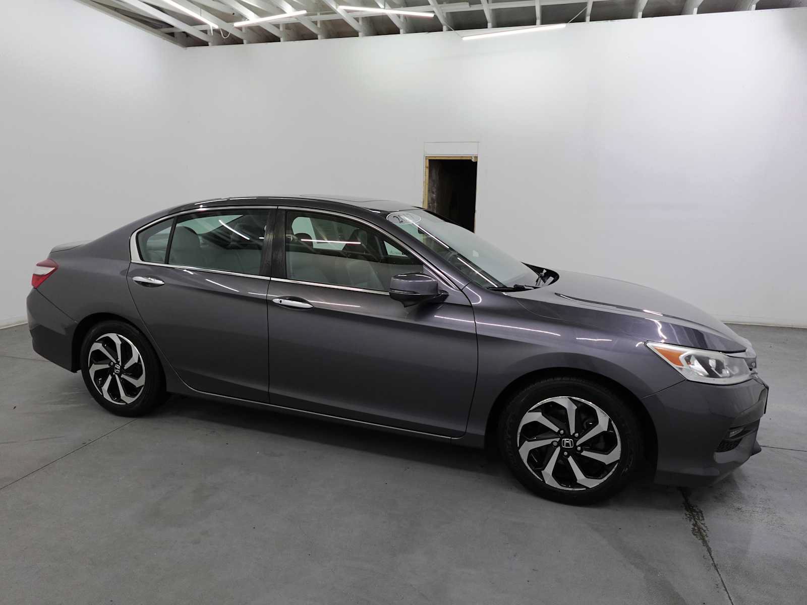 Certified 2017 Honda Accord EX-L image 4