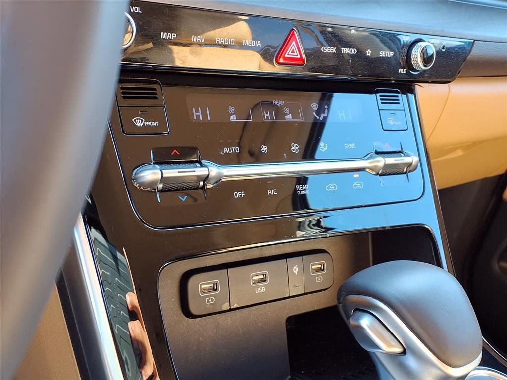 Used 2024 Kia Carnival EX image 10