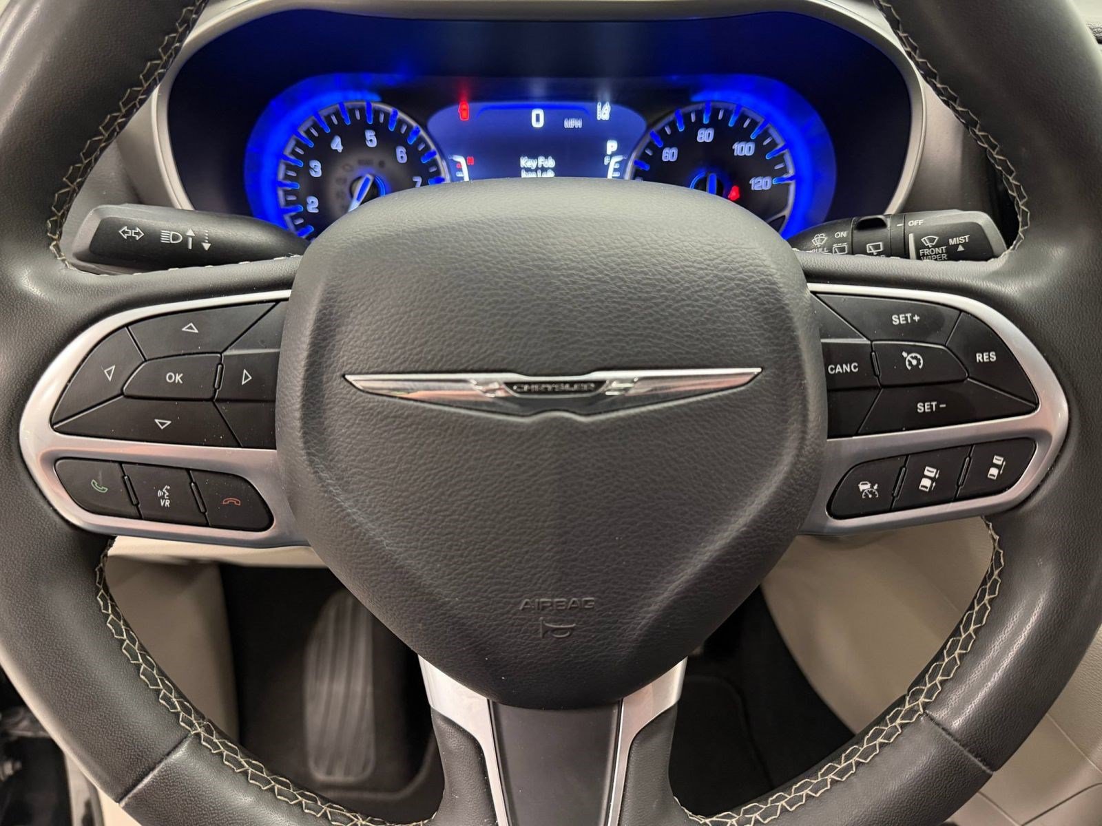 Used 2023 Chrysler Pacifica Touring-L FWD image 13