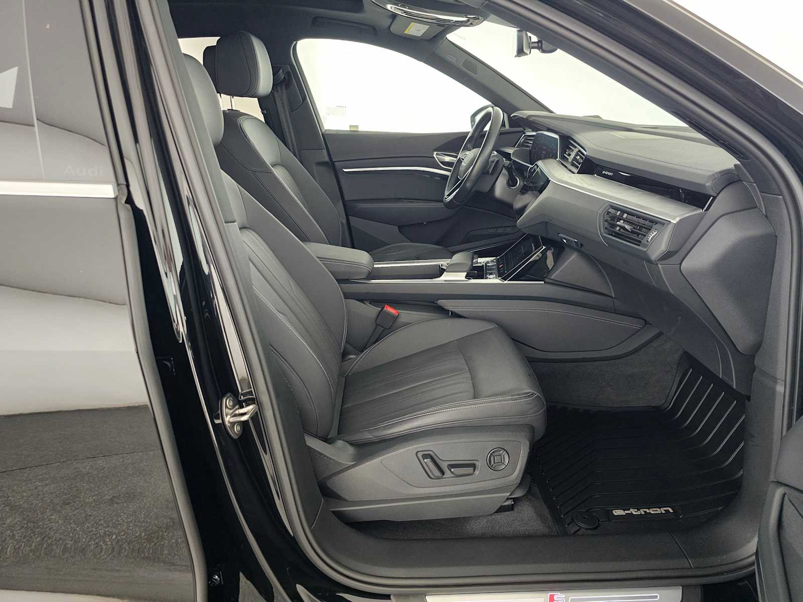 Used 2024 Audi Q8 e-tron Premium Plus w/ Premium Plus Package AWD/4WD image 10