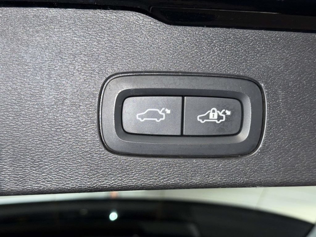Used 2020 Volvo V60 T5 Momentum FWD image 18