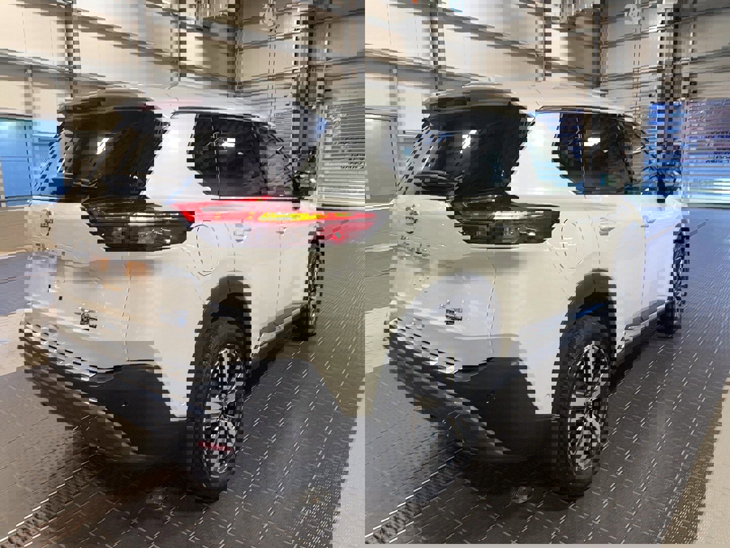 Used 2023 Nissan Rogue SL w/ SL Premium Package image 23