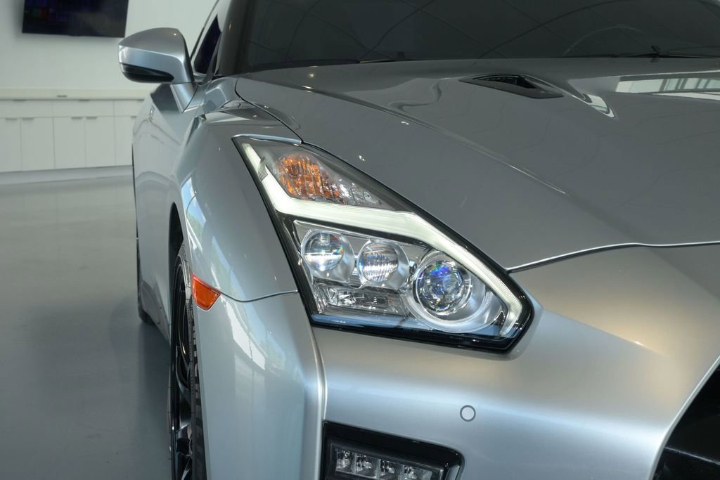 Used 2023 Nissan GT-R Premium w/ Floor Mat Package AWD/4WD image 10