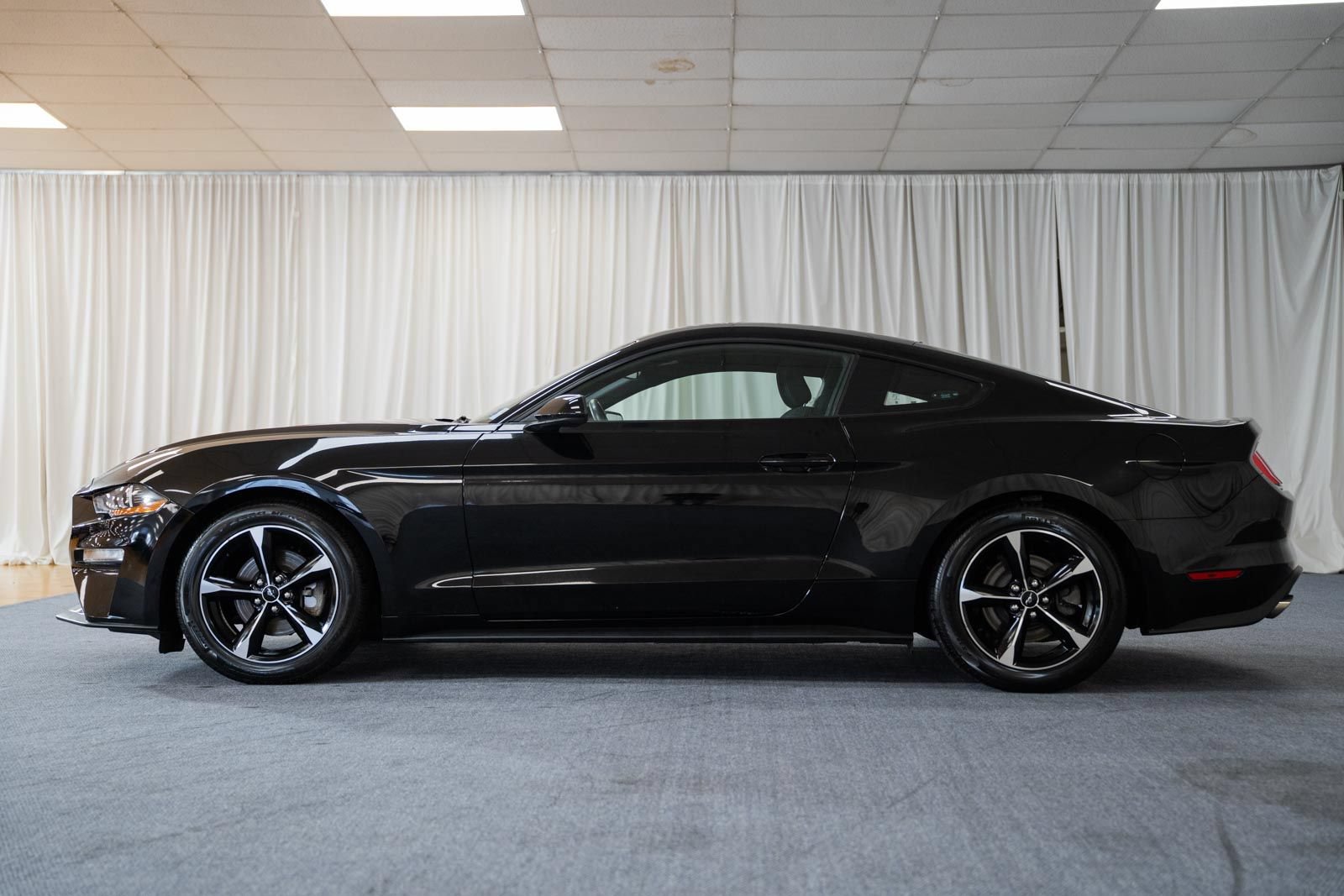 Used 2018 Ford Mustang Coupe RWD image 5
