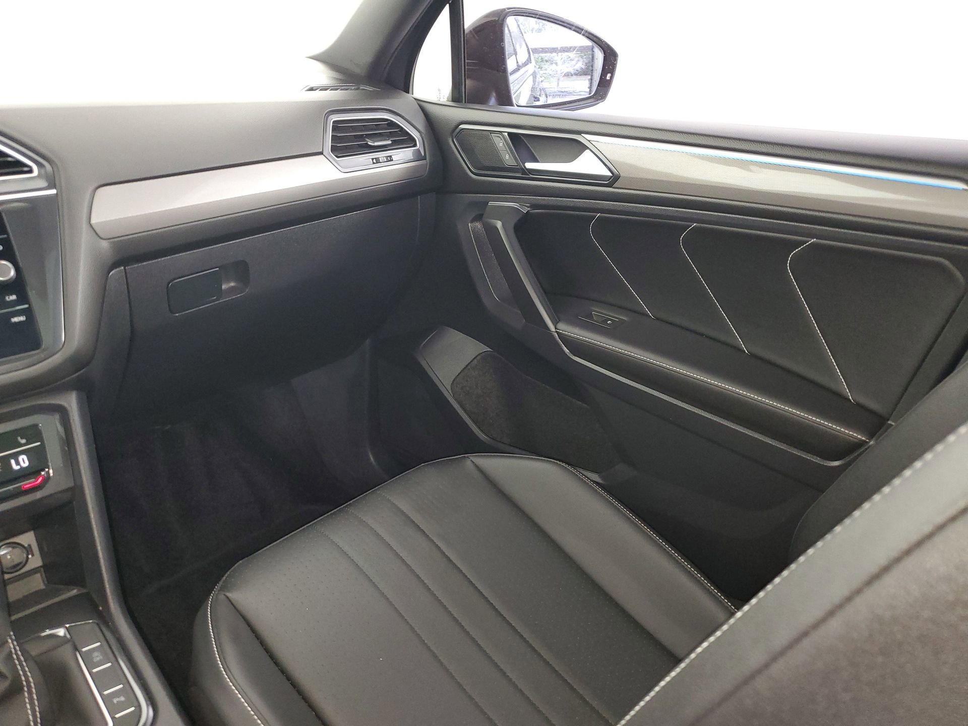 Used 2023 Volkswagen Tiguan SE R-Line image 43