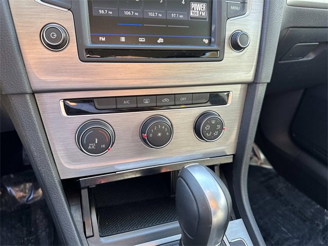 Used 2017 Volkswagen Golf S image 23